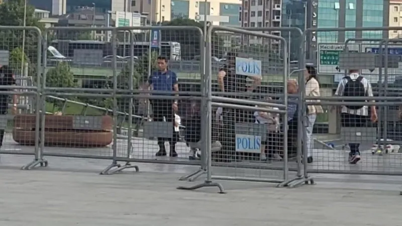 Adliye meydanındaki bariyerler 2 personelin üzerine devrildi