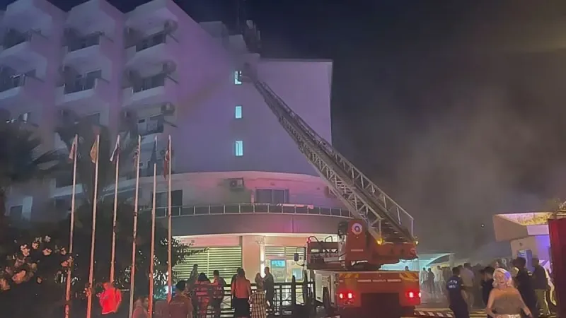 Antalya'da Otel Yangını! 622 Turist Tahliye Edildi!