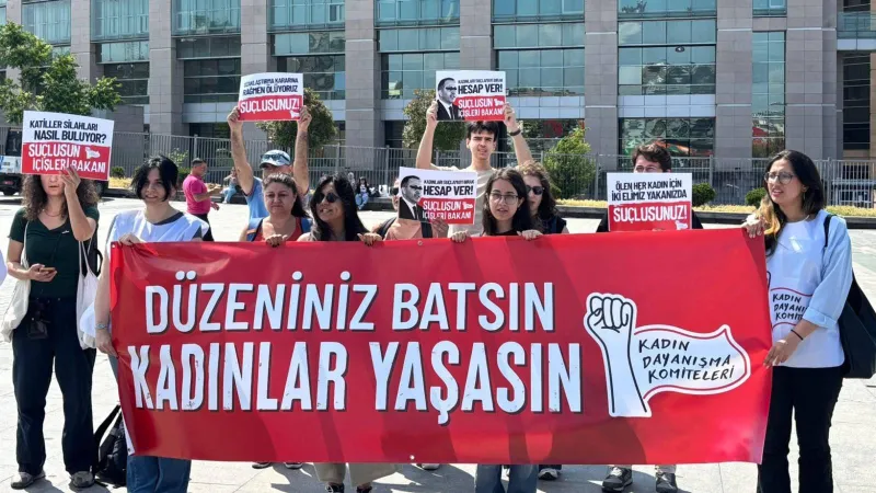 Bahar Aksu cinayeti davası öncesi “Suçlusunuz” pankartı taşıyan iki kadın gözaltına alındı