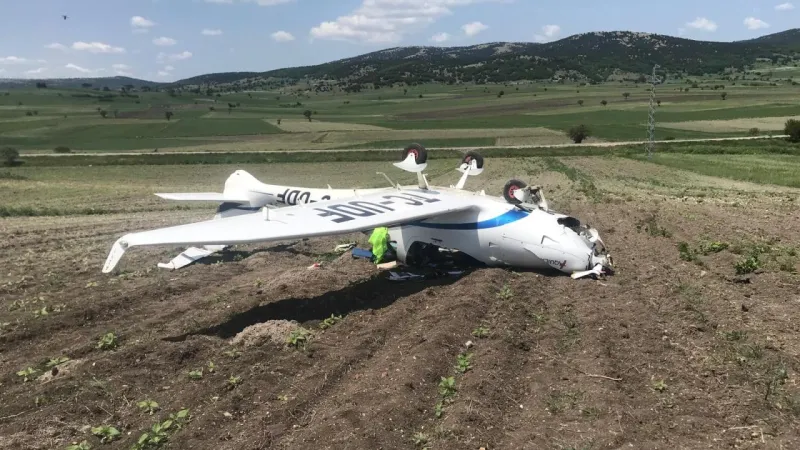 Bilecik'te zorunlu iniş yapan eğitim uçağı ters döndü