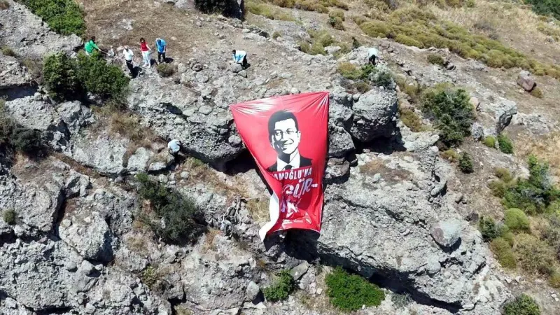 Bodrum'da tepeye asılan İmamoğlu pankartı polis tarafından kaldırıldı