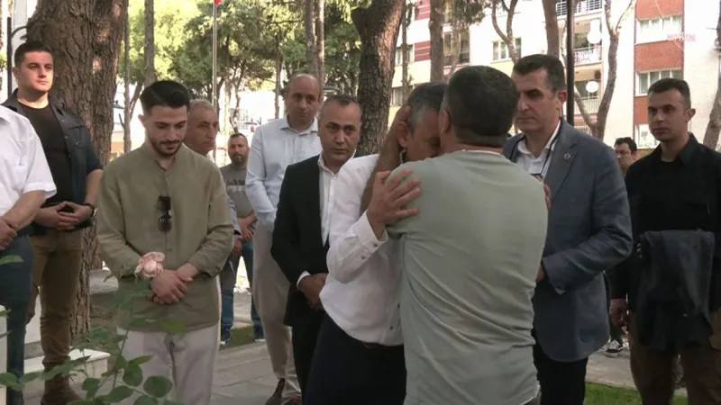 Özgür Özel'den Duygulandıran Şehit Ziyareti! Baba Budak'tan Anlamlı Hareket
