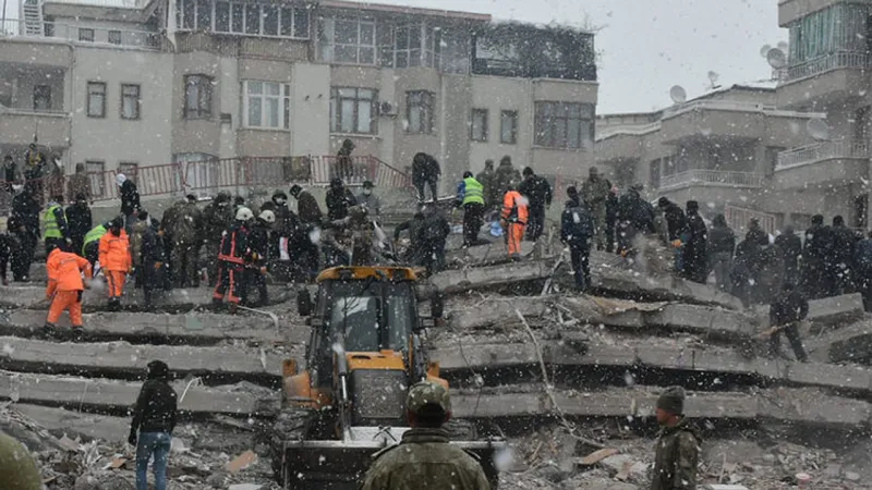 Depremde yıkılan Ezgi Apartmanı davasında 876 yıl hapsi istenen sanığa tahliye