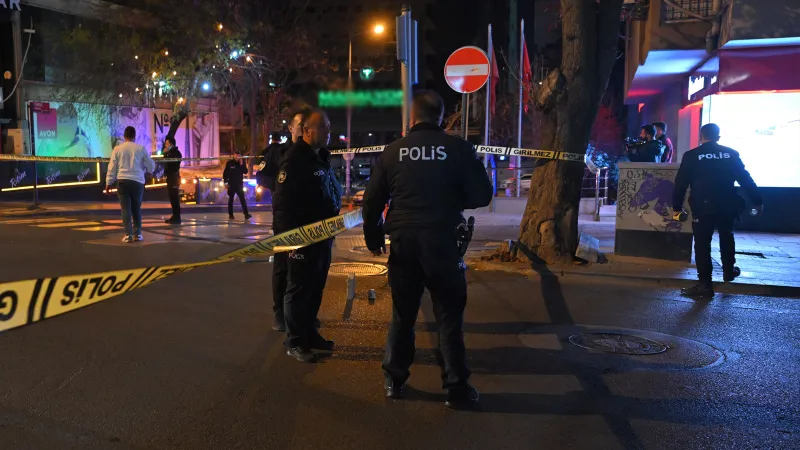 Eğlence mekanının önüne gelip elindeki silahla dehşet saçtı