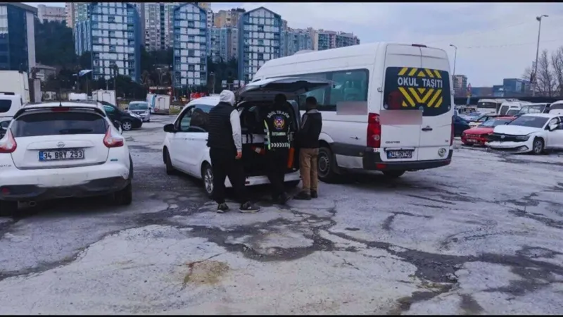 Esenyurt'ta Hatalı Öğrenci İndiren Servis Şoförüyle Polis Arasında Tartışma
