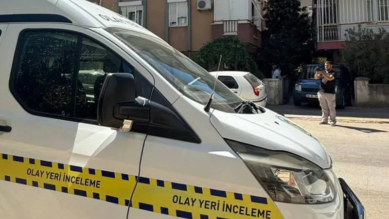 Eve gelince babasını kanepede oturur vaziyette hareketsiz buldu: Kardeşi cesetle 3 gün aynı evde yaşamış! 