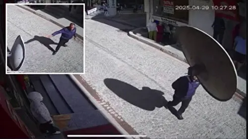 Fatih'te sokakta yürüyen adamın üzerine çanak anten düştü