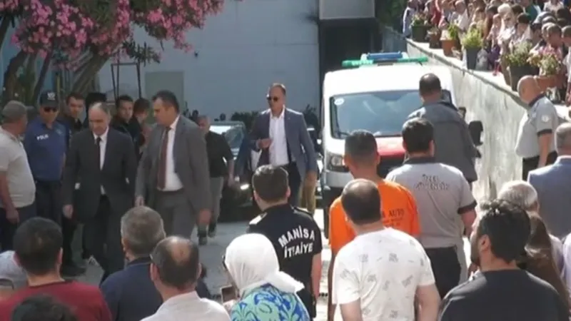 Ferdi Zeyrek'in naaşı CHP Genel Başkanı Özgür Özel ve beraberindekilerce hastaneden alındı