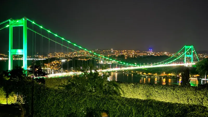 FSM Köprüsü Yeşil Işıklarla Aydınlandı! Nedenini Öğrenince Şaşıracaksınız!