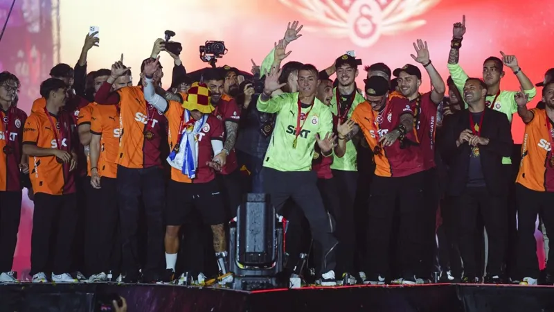 Galatasaray, 25. şampiyonluğu Yenikapı'da taraftarıyla kutladı