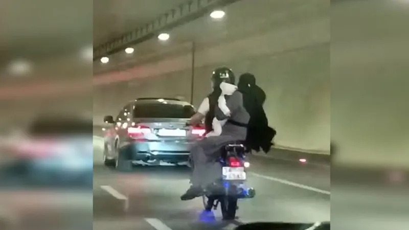 Görüntüler Avrasya Tüneli'nden! Aralarında bebekle tehlikeli yolculuk