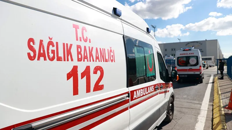 Hakkari'de midibüs devrildi: 12 asker yaralandı