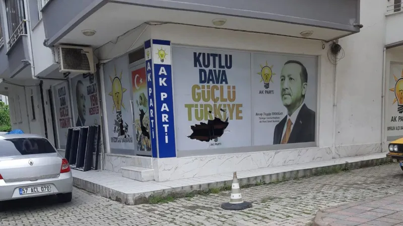 Hastaneye müdür atamasına tepki gösteren kişi AKP ilçe binasının camını kırdı