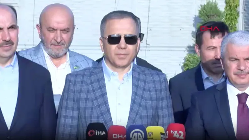 İçişleri Bakanı Yerlikaya: Trafik kurallarına uymak ve özellikle yorgun yollara düşmemek, sık sık mola vermek gerekli