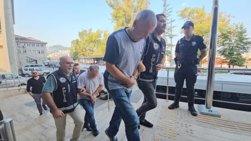 İlçe merkezinde dedektörle define ararken polise yakalandılar