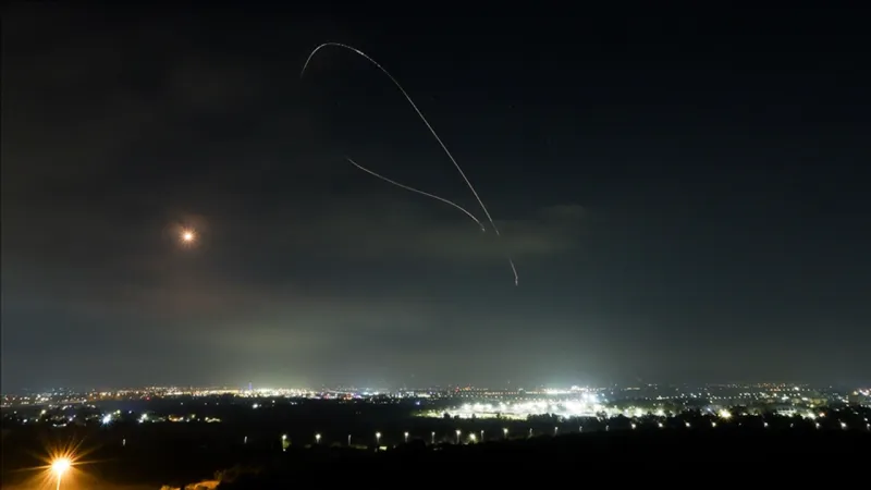 İran Füzeleri İsrail'i Vurdu! Tel Aviv Alarmda!