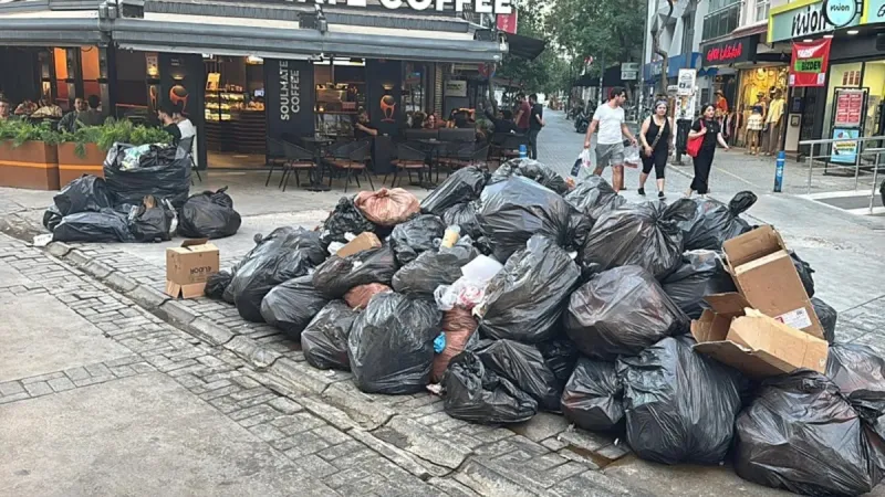 İzmir'de Grev Kaosu! Çöpler Yollarda, Otobüsler Neden Durdu?