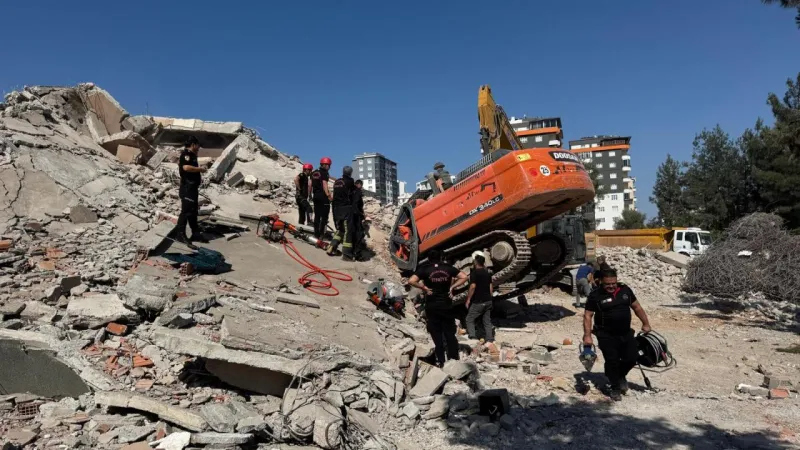 Kahramanmaraş'ta Facia! İş Makinesi Enkaz Altında Kaldı!