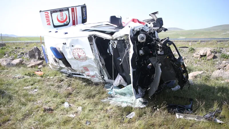 Kars'ta Ambulans Kazası: 4 Sağlık Çalışanı Şarampole Yuvarlandı!