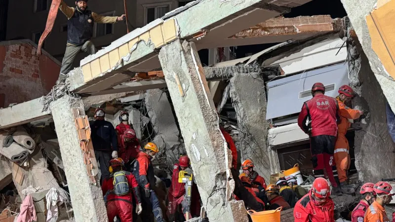 Kocaeli'de çöken binanın enkazında anne ve babanın cansız bedenine ulaşıldı