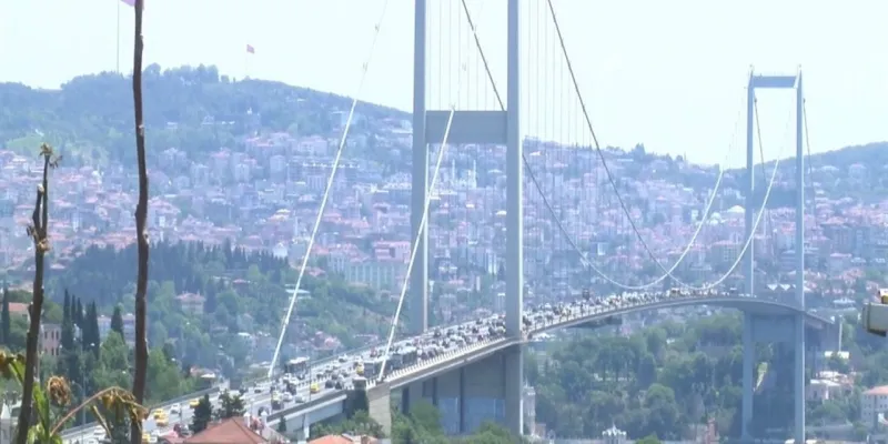 Köprüde bir kişi canını kıymaya çalıştı: Trafik durma noktasına geldi