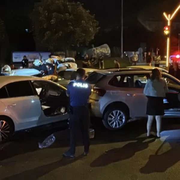Kütahya'da Zincirleme Kaza! 6 Araç Birbirine Girdi, Yaralılar Var!