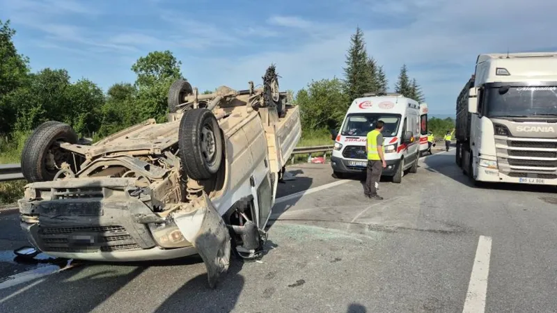 Pikap Lastiği Patladı! Otoyolda Takla: 3 Yaralı