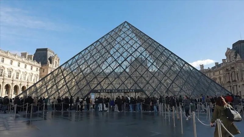 Louvre Müzesi'nde Şok Soygun İddiası! Şifre mi Sızdırıldı?