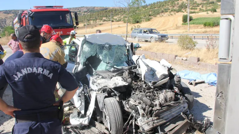 Facia: Manisa'da Tır Otomobili Ezdi! 4 Can Kaybı