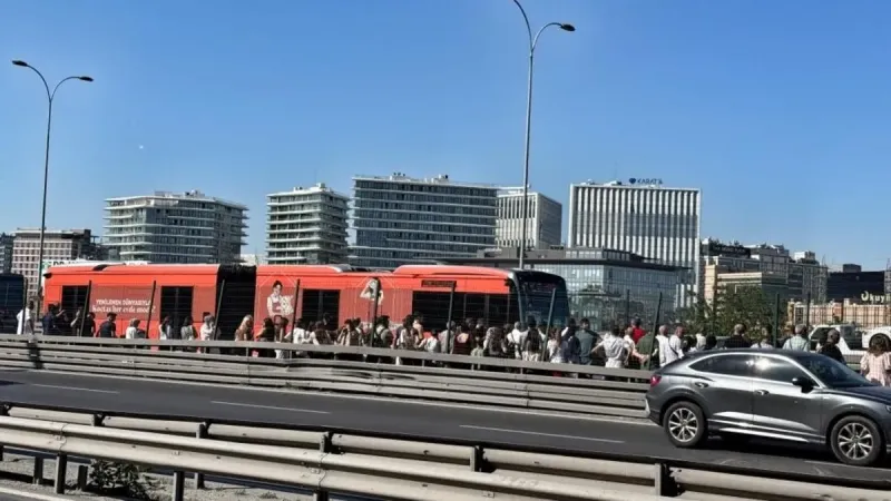 Metrobüs'te yangın paniği! Dumanlar yükseldi