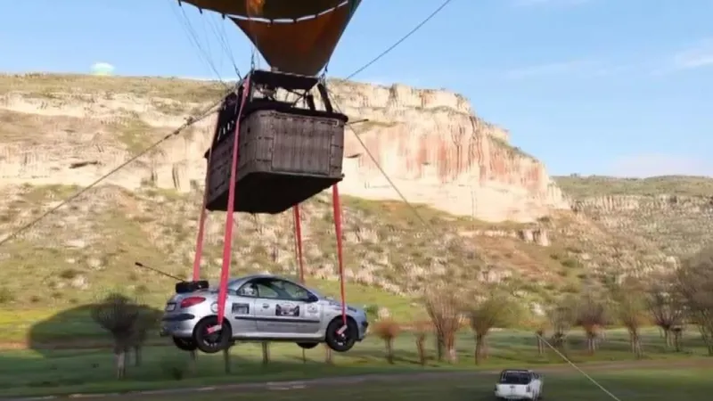 Aksaray'da İnanılmaz Gösteri! Balonla Otomobil Uçurdular!