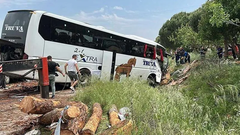 Çanakkale Kaza Raporu: 8 Can Kaybı! Kamyon Şoförü Suçlu Mu?
