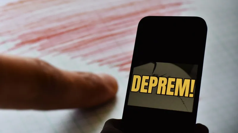 Ege'de Korkutan Deprem! 4.9 Şiddetinde Sarsıntı Herkesi Uyandırdı!