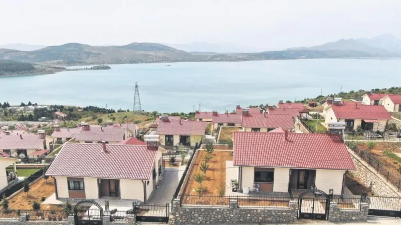 Deprem Konutları Tatil Köyü Gibi! Göl Manzarasıyla Elazığ'ı Büyülüyor