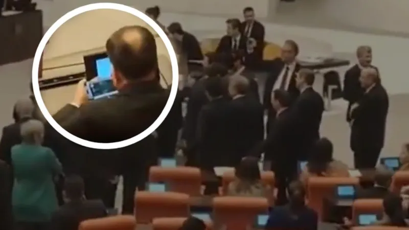 Meclis'te Kavga Sırasında Milletvekili Batak Oynadı: İşte O Görüntüler