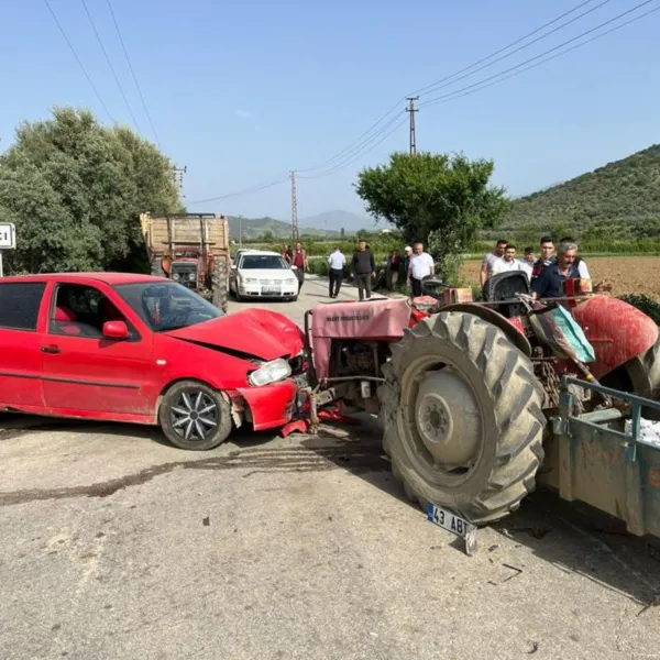 İzmir'de Feci Kaza: Otomobil Traktöre Çarptı! 4 Yaralı