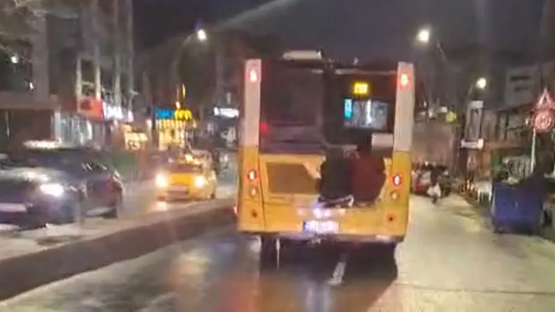 Otobüsün arkasında tehlikeli yolculuk! O anlar kamerada