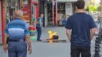Piknik tüpü faciası ucuz atlatıldı: Esnaf ve komiser alevlere müdahale etti!