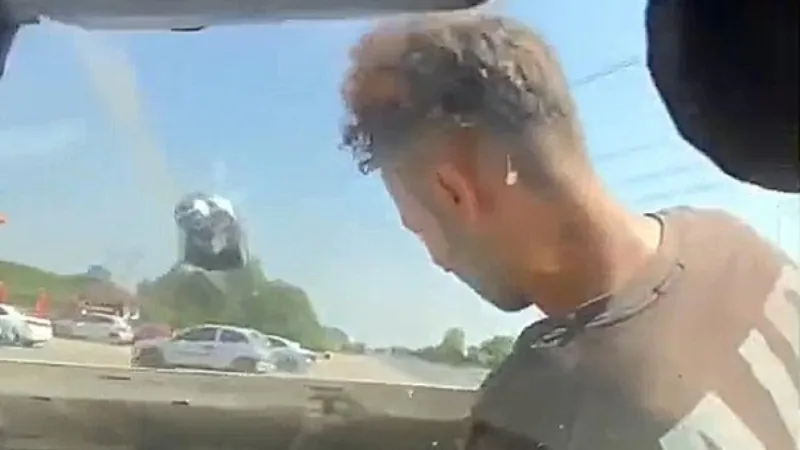 Düzce'de Kaput Üzerinde Motor Kontrolü! Görenler Şaşkın