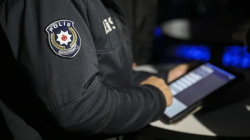 Seyir halindeki aracın camından ayağını çıkardı, cezayı yedi