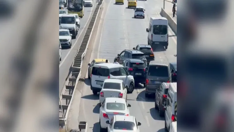 Seyir halindeyken fenalaşan sürücü otomobilinde kilitli kaldı: Vatandaşlar harekete geçti