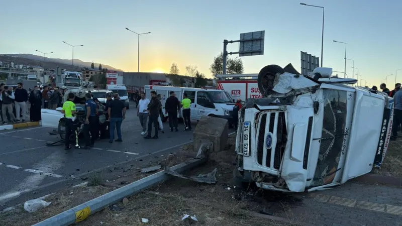 Sivas'ta Feci Kaza: Minibüs ve Otomobil Çarpıştı! 20 Yaralı