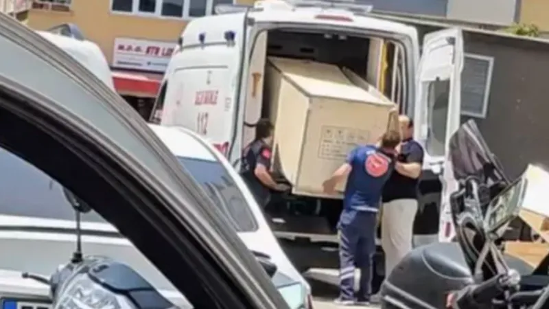 Tepki çeken görüntü! Ambulansla dolap taşıdılar