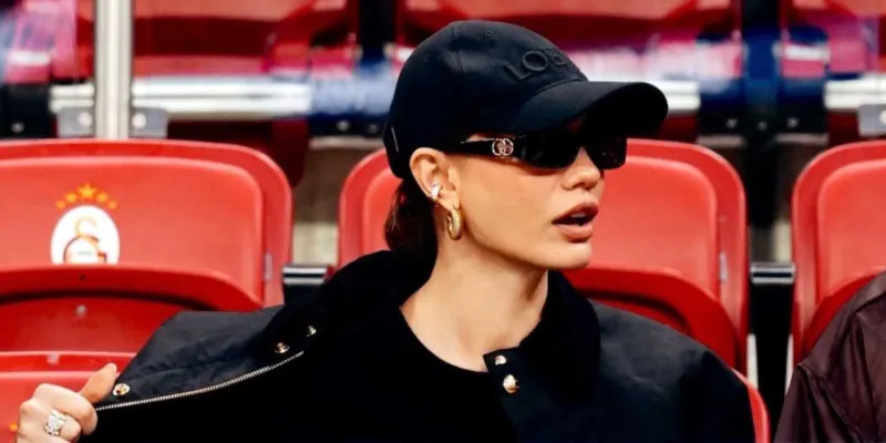 Demet Özdemir Galatasaray Tribününde: Aşk mı, Reklam mı?