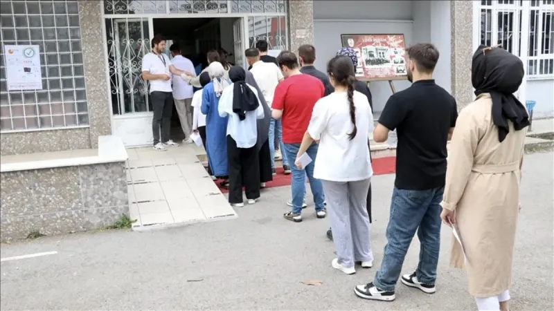 YKS'de yasak olan eşyalar: Protez tırnak yasak mı? YKS sınavında akbil, küpe, oje, başörtü iğnesi yasak mı?